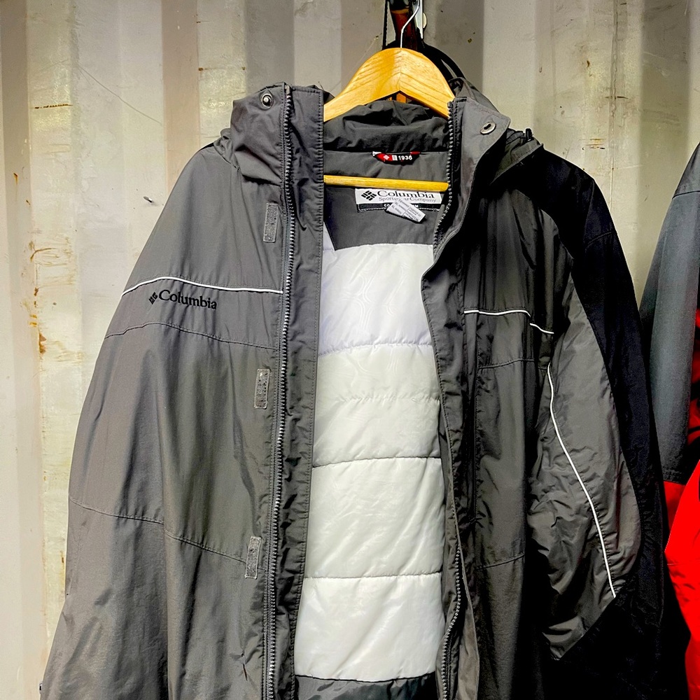 Columbia winter/ski coat w/tuck away hood. XL